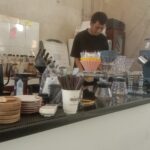 Barista Coffe ART.I sedang menyajikan kopi