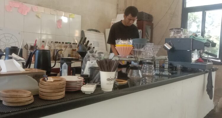 Barista Coffe ART.I sedang menyajikan kopi