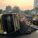 Truk Terguling di Jalan sholeh Iskandar Bogor