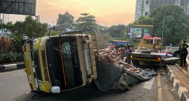 Truk Terguling di Jalan sholeh Iskandar Bogor