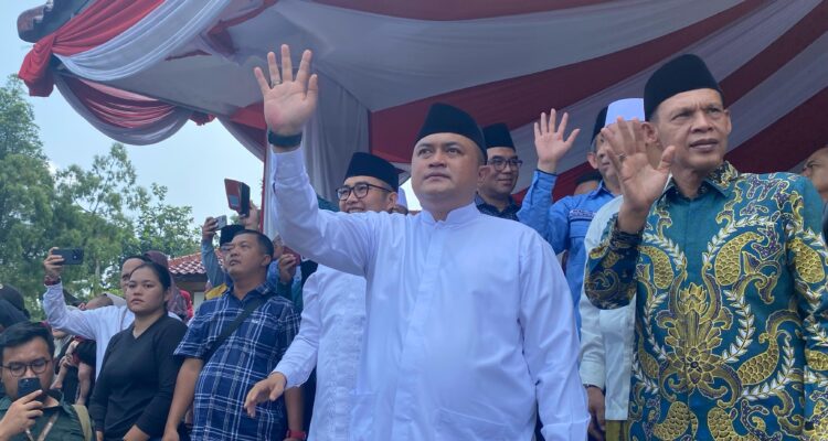 Bupati Bogor, Rudy Susmanto saat melepas keberangkatan sebanyak 435 calon jemaah haji Kloter 02 asal Kabupaten Bogor
