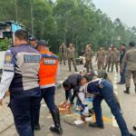 Satpol PP saat menertibkan PKL di area Pakansari Bogor