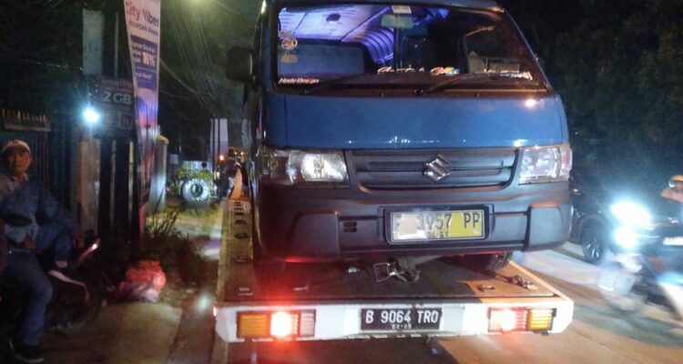 salah satu kendaraan yang terlibat kecelakaan di depan Masjid Biru Bogor