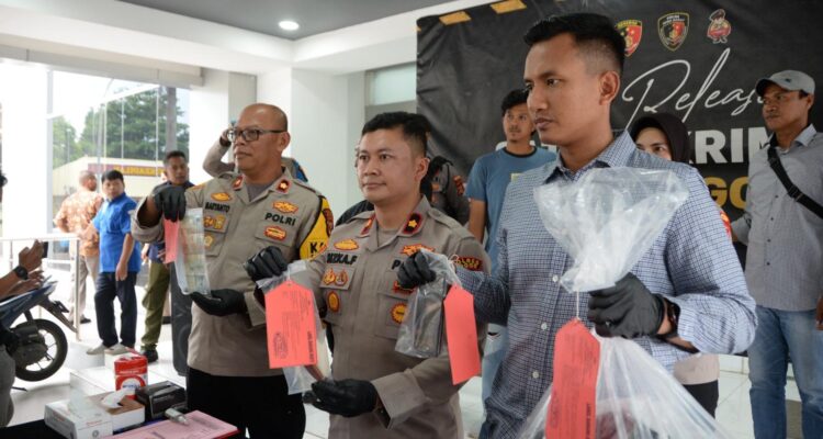 Polres Bogor bersama Polsek Leuwiliang berhasil mengungkap kasus pembunuhan terhadap pengemudi ojek online berinisial RS (55), warga Leuwisadeng