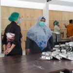 Anggota DPRD Kota Bogor, Endah Purwanti saat meninjau dapur MBG di Bosowa Bina Insani Kota Bogor