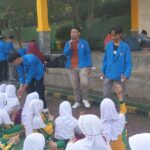 Mahasiswa UBSI memberikan edukasi soal kebersihan