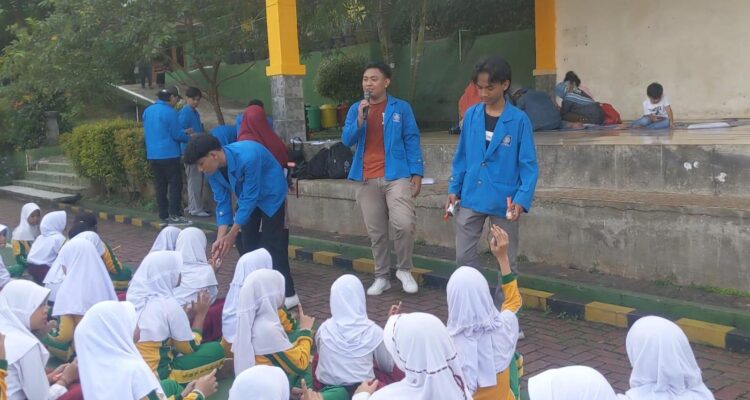 Mahasiswa UBSI memberikan edukasi soal kebersihan