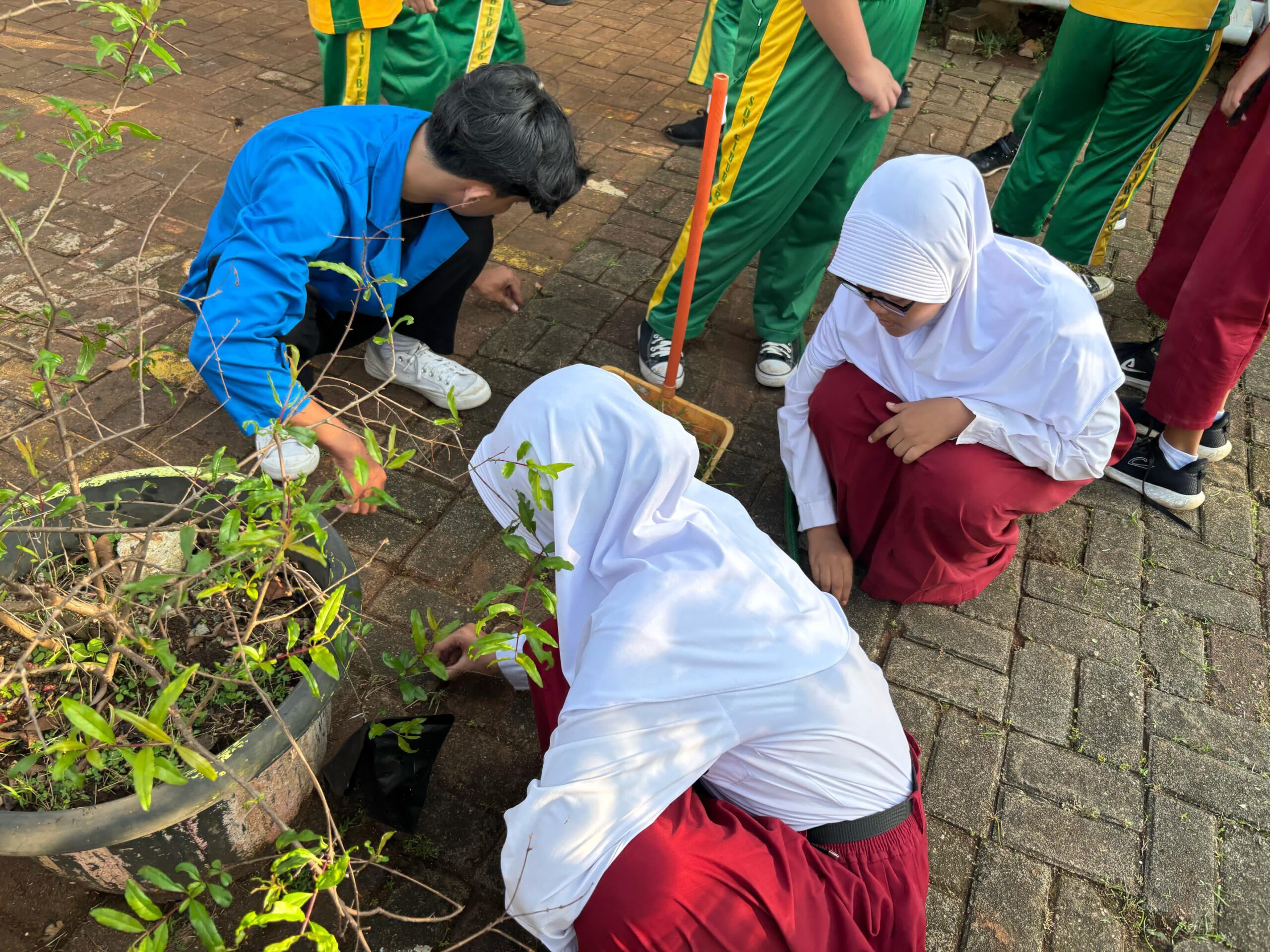 salah satu siswa dan mahasiswa BSI tengah membersihkan sampah