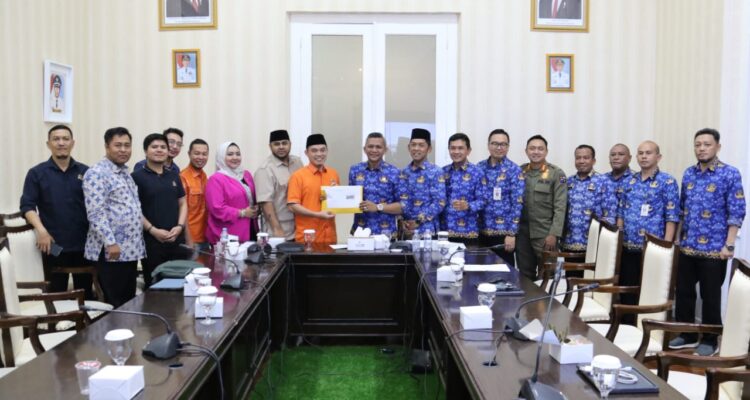 Foto bersama pembahasan Minol antara Pemkot dan DPRD Kota Bogor