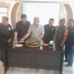 Wali kota Bogor saat melakukan potong tumpeng di hari ulangvtahun IPSI ke 77