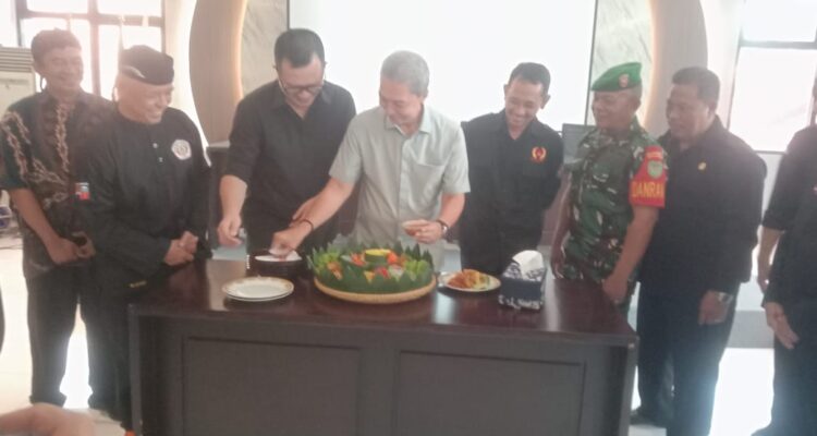 Wali kota Bogor saat melakukan potong tumpeng di hari ulangvtahun IPSI ke 77