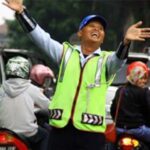 Mahfud, pengatur lalu lintas yang dikenal luas karena gaya unik dan aksi jogetnya saat bertugas di jalanan