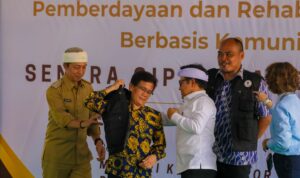 Menteri Koordinator Bidang Pemberdayaan Masyarakat (Menko PM), Abdul Muhaimin Iskandar bersama Wali Kota Bogor, Dedie A Rachim
