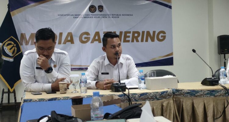 Pihak Imigarasi saat memeberikan keterangan soal angka deportasi warga negara asing