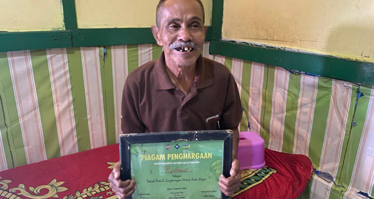 Pak Bahro, Pahlawan Lingkungan dari Sempur