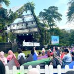 suasana pengunjung saat menyaksikan Sunset di Kebun di Kebun Raya Bogor