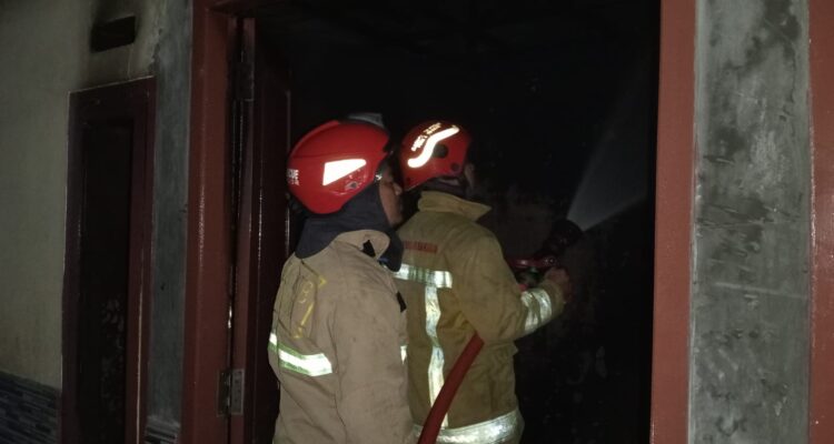 Evakuasi Damkar Kota Bogor saat kebakaran rumah di Sindang Rasa Bogor