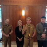 Wali Kota Bogor, Dedie A Rachim bersama Satuan Tugas 3 Direktorat Pembinaan Peran Serta Masyarakat KPK, Friesmount Wongso saat menjelaskan Bimtek kepada media