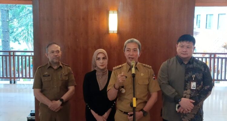 Wali Kota Bogor, Dedie A Rachim bersama Satuan Tugas 3 Direktorat Pembinaan Peran Serta Masyarakat KPK, Friesmount Wongso saat menjelaskan Bimtek kepada media