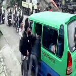 Sejumlah pelajar terlihat dalam rekaman CCTV tengah mengkerumuti pelajar lainnya di Bogor