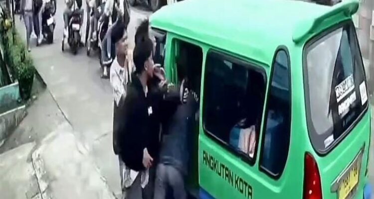 Sejumlah pelajar terlihat dalam rekaman CCTV tengah mengkerumuti pelajar lainnya di Bogor