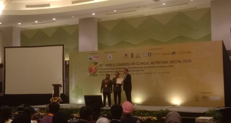 Rektor IPB, Arief Satria saat menerima penghargaan