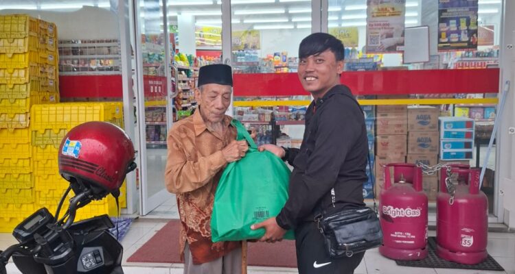 KPP Bogor memberikan bantuan kepada bapak-bapak dalam program Nyaah Ka Bapak