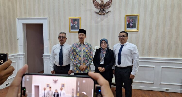 Foto bersama Wali Kota Bogor, Dedie A Rachim bersama tiga calon sekda sesuai dilakukan wawancara pada Jumat 13 Juni 2025 malam