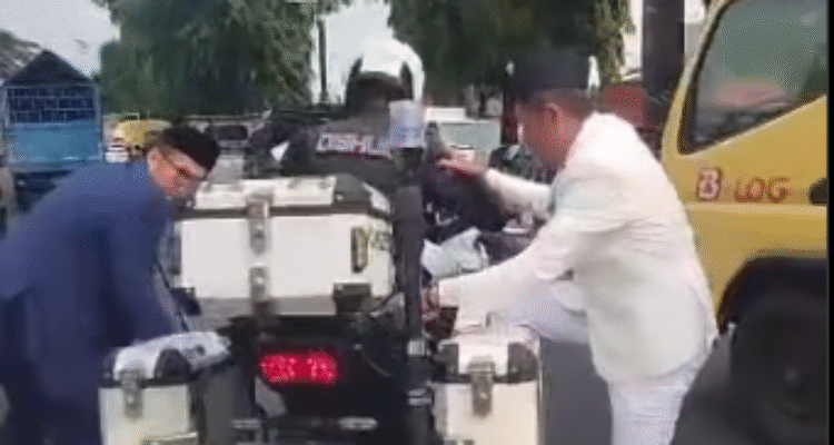 Gubernur Jawa barat, Dedi Mulyadi saat menaiki motor dishub