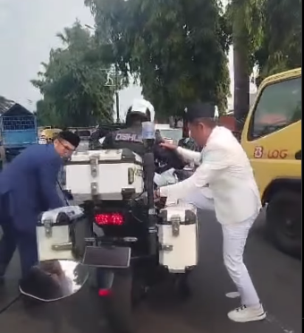 Gubernur Jawa barat, Dedi Mulyadi saat menaiki motor dishub