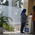 Nasabah BRI saat melakukan transaksi