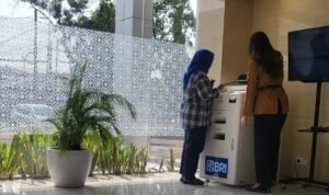 Nasabah BRI saat melakukan transaksi Nasabah BRI saat melakukan transaksi