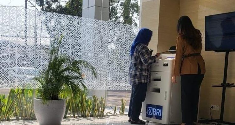 Nasabah BRI saat melakukan transaksi
