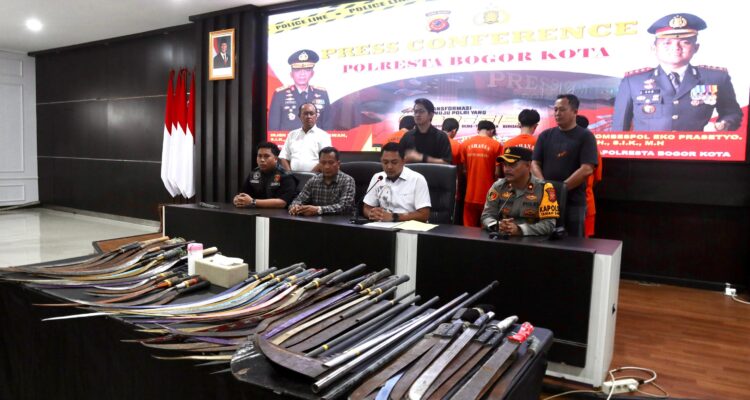 Satuan Reserse Kriminal Polresta Bogor Kota saat menggelar konferensi pers kasus tawuran dengan sejumlah alat bukti sajam