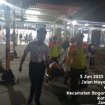 Pihak keamanan dari stasiun Bogor mengevakuasi penumpang yang melahirkan