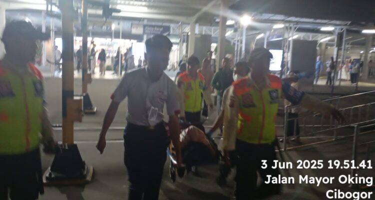 Pihak keamanan dari stasiun Bogor mengevakuasi penumpang yang melahirkan