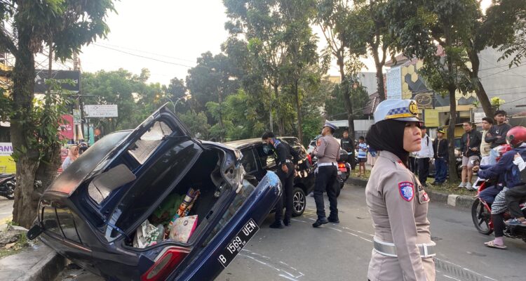 Kecelakaan lalu lintas di Jalan Achamd Adnan Wijaya, Kecamatan Bogor Utara, Kota Bogo, pada Kamis 05 Juni 2025.