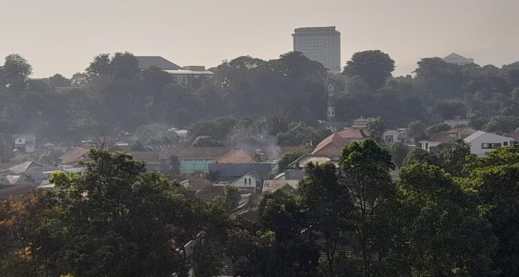 Situasi wilayah sempur Kota Bogor yang terlihat ada asap yang dibakar oleh warga yang mengakibatkan polusi udara tidak sehat