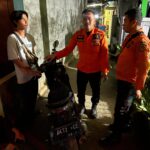 Tim Reaksi Cepat (TRC) BPBD Kabupaten Bogor saat mengantarkan seorang pemuda yang kehilangan kunci motor di CCM