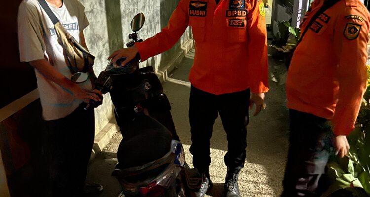Tim Reaksi Cepat (TRC) BPBD Kabupaten Bogor saat mengantarkan seorang pemuda yang kehilangan kunci motor di CCM