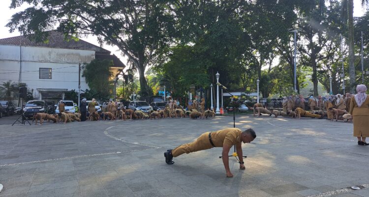 Waki Wali Kota Bogor, Jenal Mutaqin bersama para ASN melakukan push up bareng bareng sesuai apel