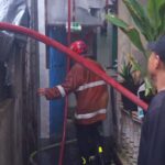 Damkar Kota Bogor saat melakukan evakuasi rumah yang terbakar di Lawang Gintung Bogor