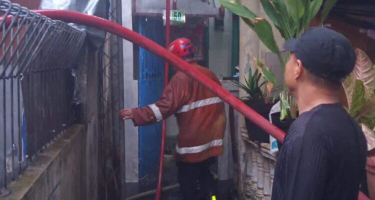 Damkar Kota Bogor saat melakukan evakuasi rumah yang terbakar di Lawang Gintung Bogor