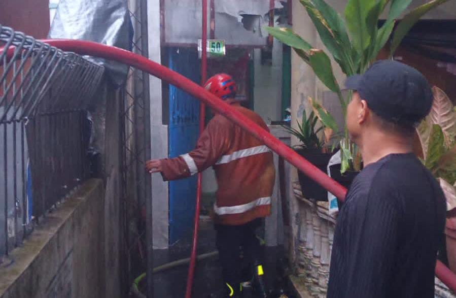 Damkar Kota Bogor saat melakukan evakuasi rumah yang terbakar di Lawang Gintung Bogor