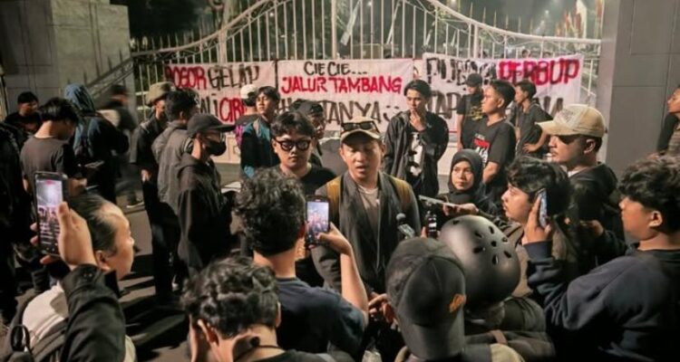 Puluhan warga dan mahasiswa dari Kecamatan Rumpin dan Ciseeng melakukan aksi demonstrasi bertajuk “Longmarch”