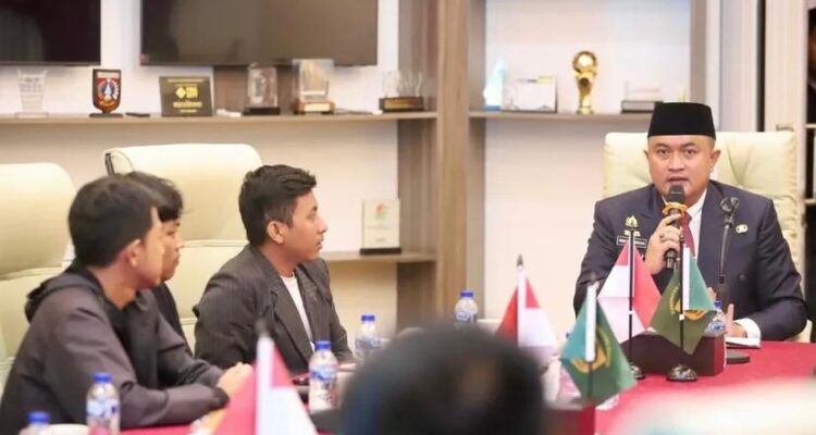 Bupati Rudy Susmanto langsung menggelar audiensi terbuka di Pendopo Bupati bersama perwakilan Himpunan Mahasiswa Rumpin (HMR) Kamis, 19 Juni 2025.