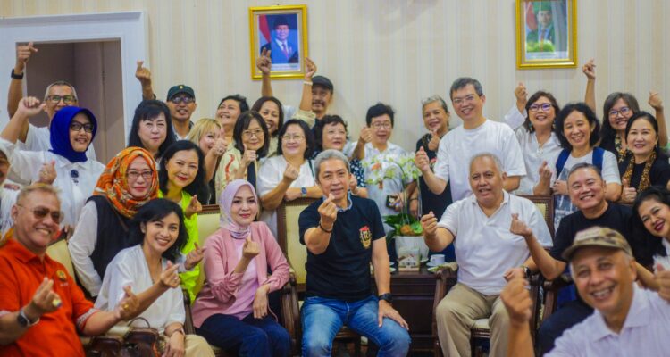 Wali Kota Bogor, Dedie A Rachim bersama para Alumni SMA Regina pacis