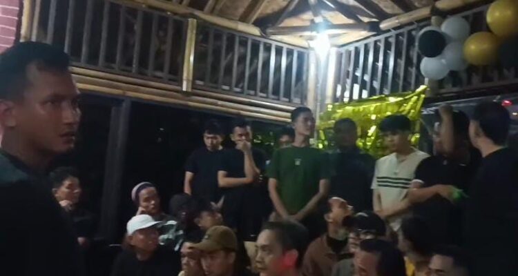 75 pria diamankan aparat kepolisian dalam penggerebekan pesta seks sesama jenis yang berlangsung di sebuah vila di kawasan Puncak, Desa Megamendung, Kecamatan Megamendung, Kabupaten Bogor.
