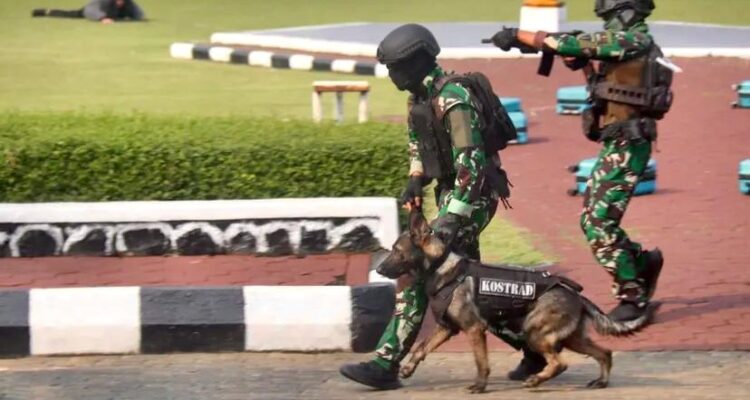 Tentara Nasional Indonesia (TNI) – Angkatan Darat, Laut, dan Udara – menggelar Latihan Bersama Tempur Kota (Latma Purkota) di lingkungan kompleks Pemerintah Kabupaten (Pemkab) Bogor.