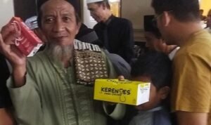 Warga saat menerima bingkisan dari BRI Pondok Indah dalam jumat berkah Warga saat menerima bingkisan dari BRI Pondok Indah dalam jumat berkah